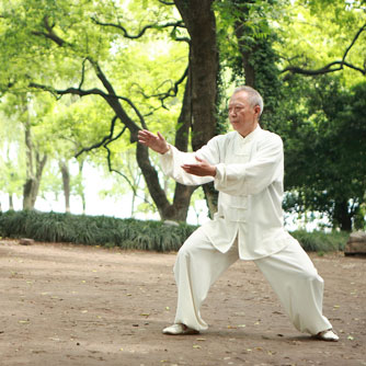 sénior pratiquant du taichi